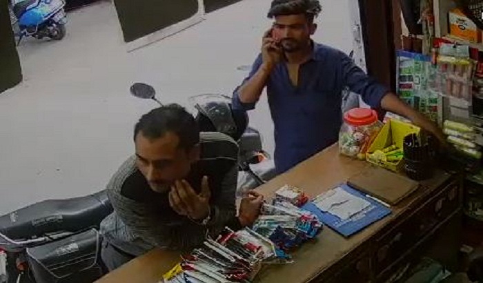 Mobile thief caught in camera in the Sambhal region