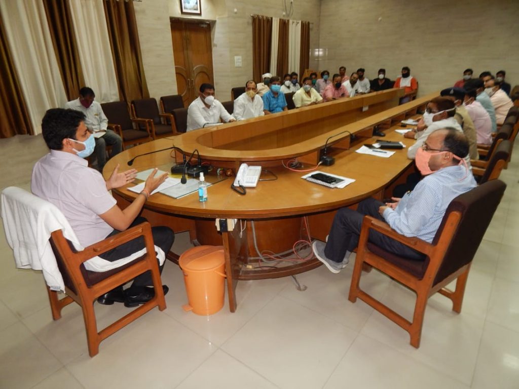 hardoi-dm-avinash-kumar-held-a-meeting-with-the-officials-of-the-industry