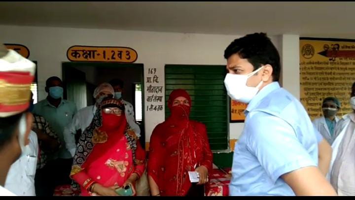 hardoi-dm-avinash-kumar-inspects-covid-test-and-vaccination