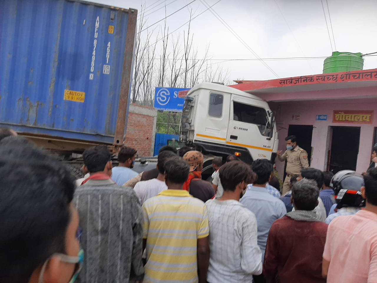 lucknow-uncontrolled-trailer-rammed-into-a-public-toilet