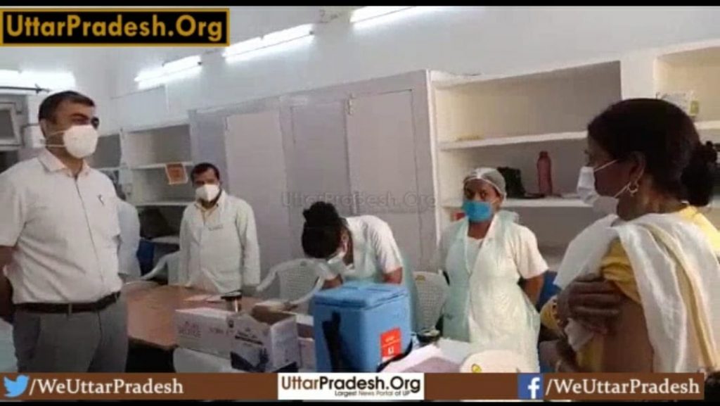 lucknow-dm-abhishek-prakash-inspected-the-vaccination-booth