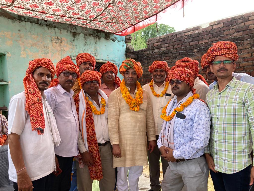 villagers-welcomed-the-district-panchayat-member-and-block-chief