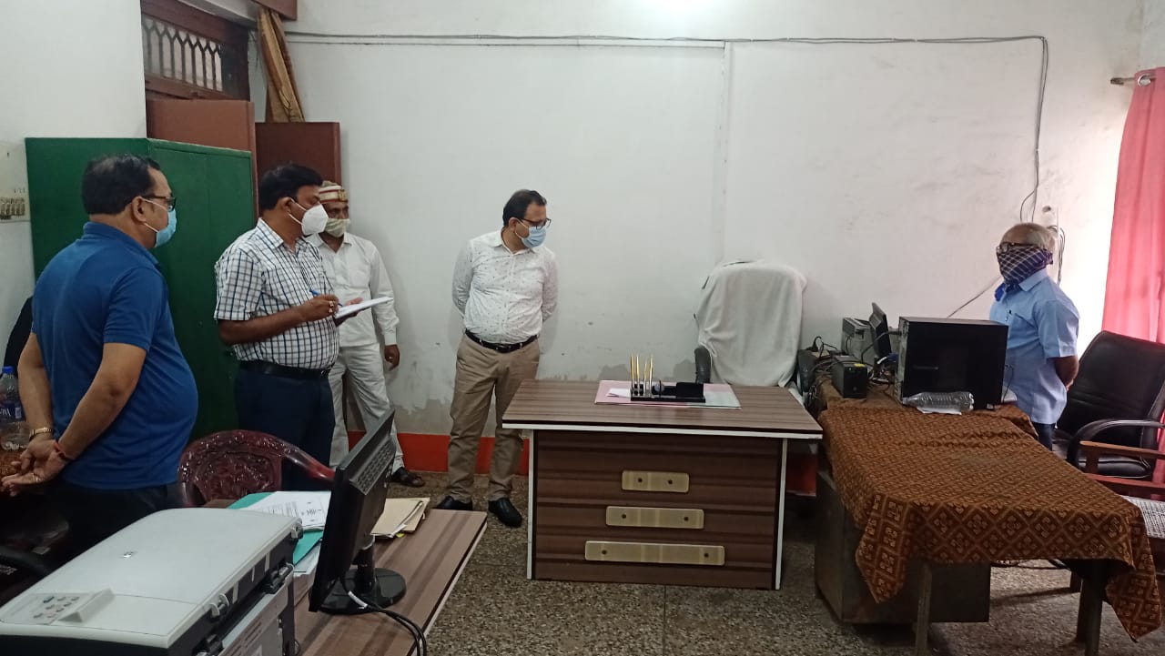 district-magistrate-inspected-the-offices-located-in-vikas-bhawan