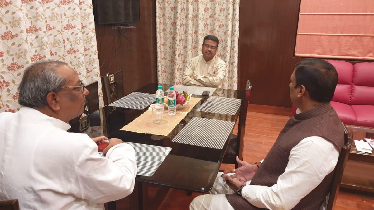 उत्तरप्रदेश चुनाव प्रभारी धर्मेंद्र प्रधान और कैबिनेट मंत्री सिद्धार्थ नाथ सिंह से मिले निषाद पार्टी के अध्यक्ष डॉ संजय निषाद।