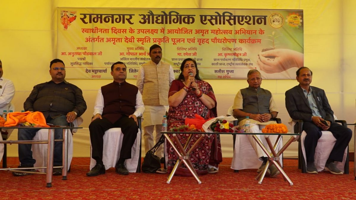 #वाराणसी: रामनगर अमृत महोत्सव के अंतर्गत वृहत पौधरोपण कार्यक्रम में शामिल हुई अनुराधा पौडवाल।