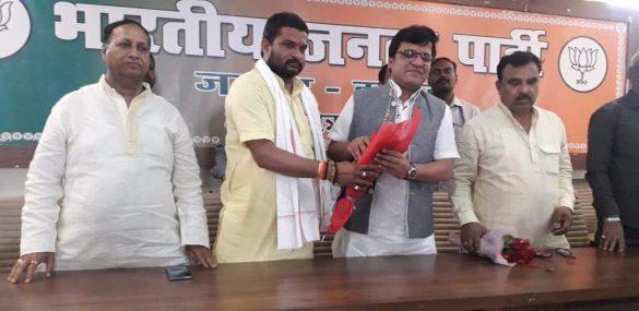 minister-of-state-nitin-agarwal-was-welcomed-at-the-bjp-office