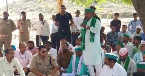 mirzapur-farmers-protested-against-setting-up-of-two-toll-plazas