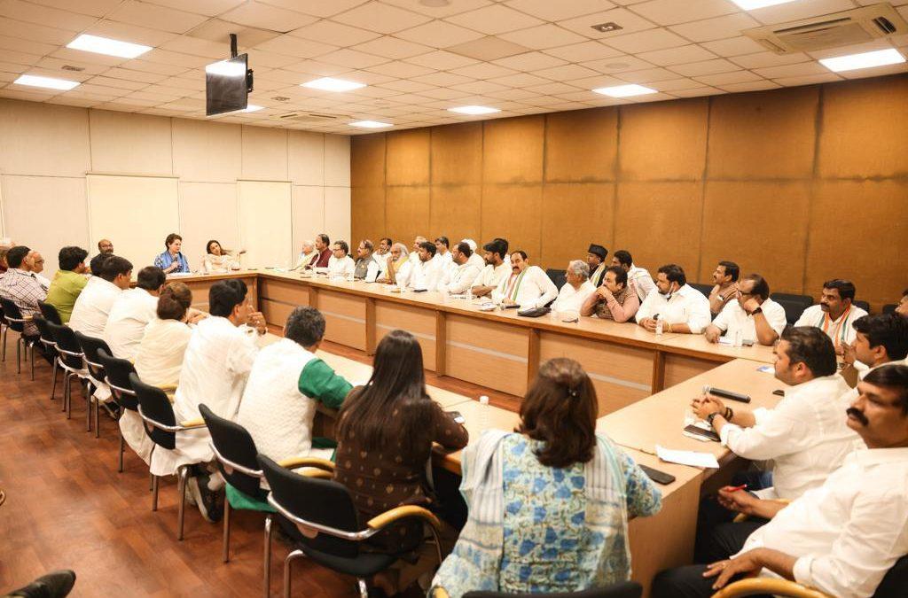 कांग्रेस महासचिव प्रियंका गांधी की यूपी चुनाव पर समीक्षा बैठक शुरू।