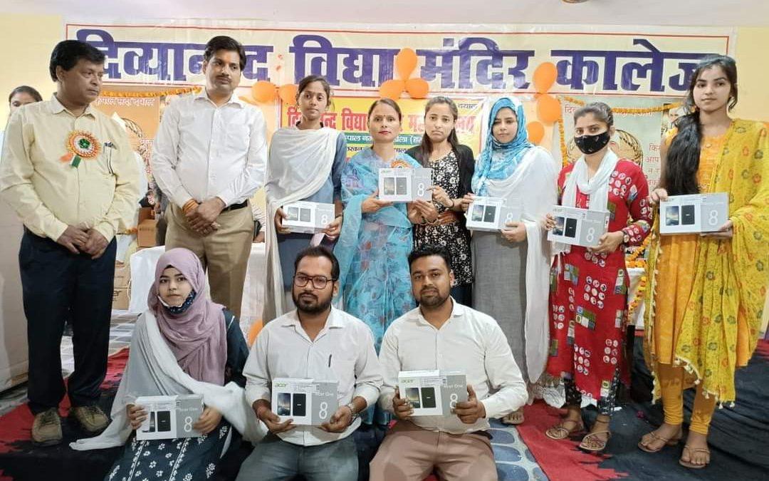 संडीला में विधायक अलका सिंह अर्कवंशी वा एमएलसी अशोक अग्रवाल ने छात्र-छात्राओं को वितरित किया टैबलेट वा स्मार्ट फोन
