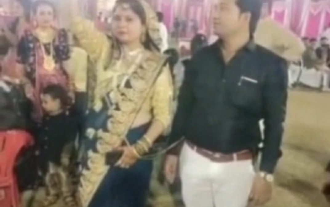 मथुरा- एक महिला का हर्ष फायरिंग करते हुए वीडियो सोशल मीडिया पर वायरल हो रहा है-विस्तृत रिपोर्ट वीडियो के साथ।।