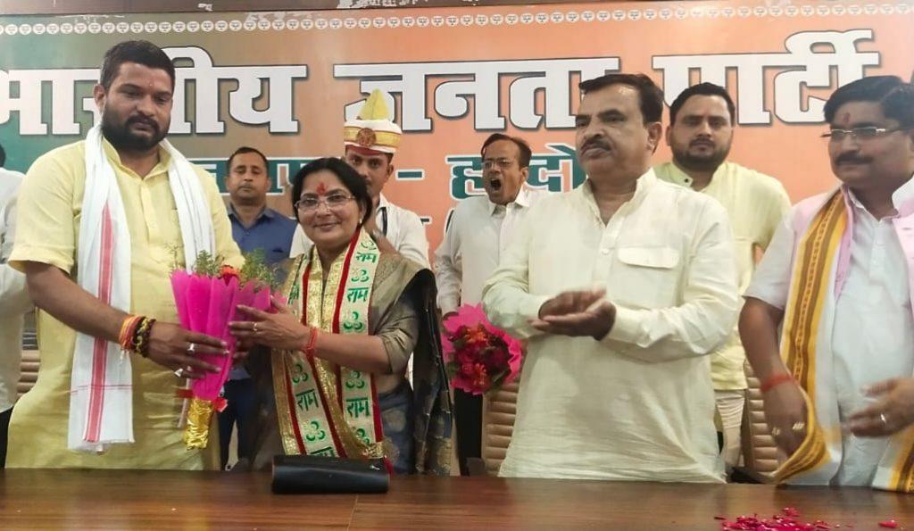 minister-rajni-tiwari-welcomed-at-the-bjp-office