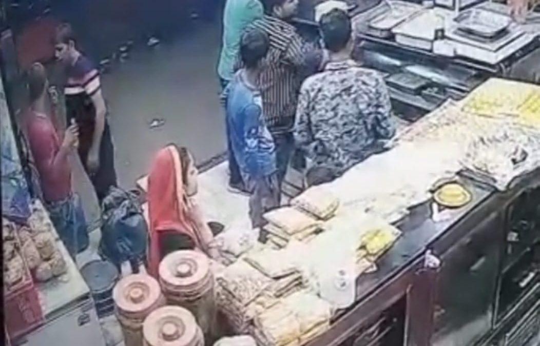 संडीला की एक मिठाई की दुकान में चोरी करती महिलाओं के वीडियो हुए वायरल -देखें वीडियो।