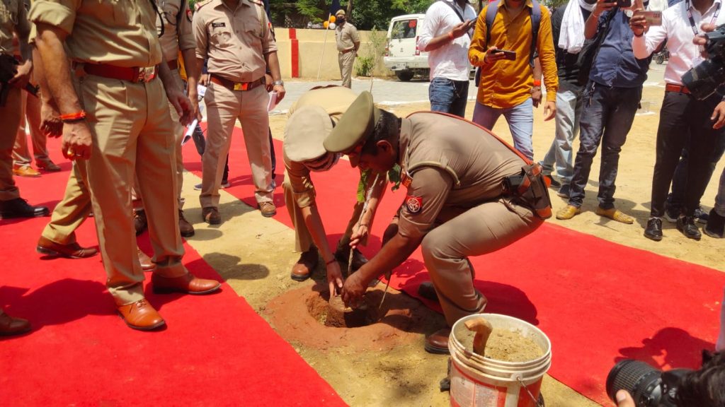 unnao-adg-brajbhushan-inspected-the-law-and-order-situation