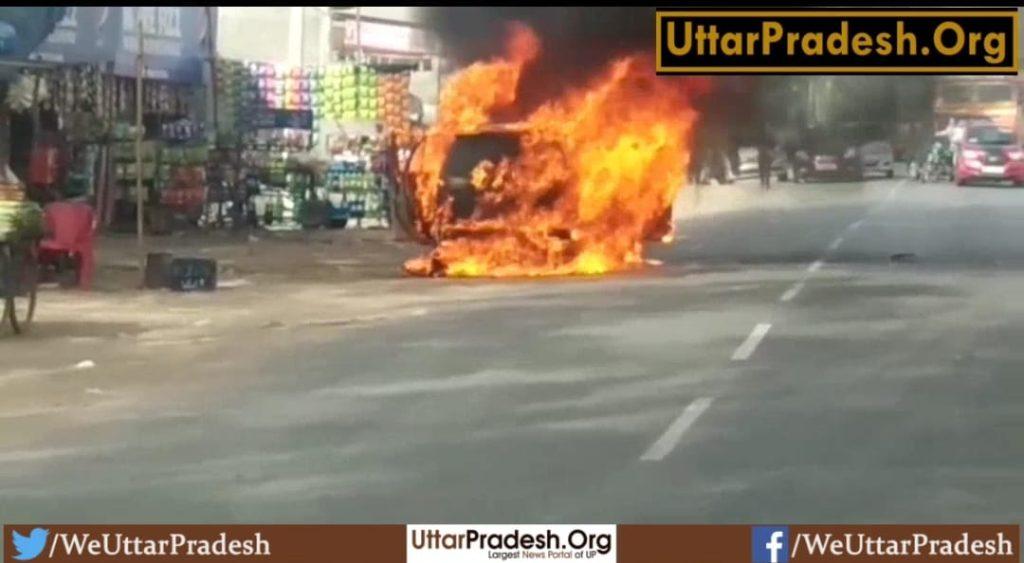 fire-broke-out-in-a-santro-car-on-aligarh-road-burnt-to-ashes