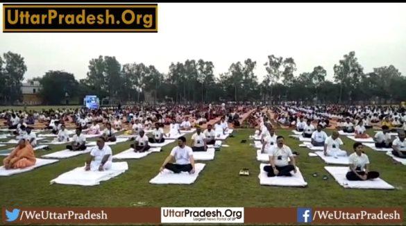 ministers-leaders-administrative-officers-did-yoga-in-hardoi