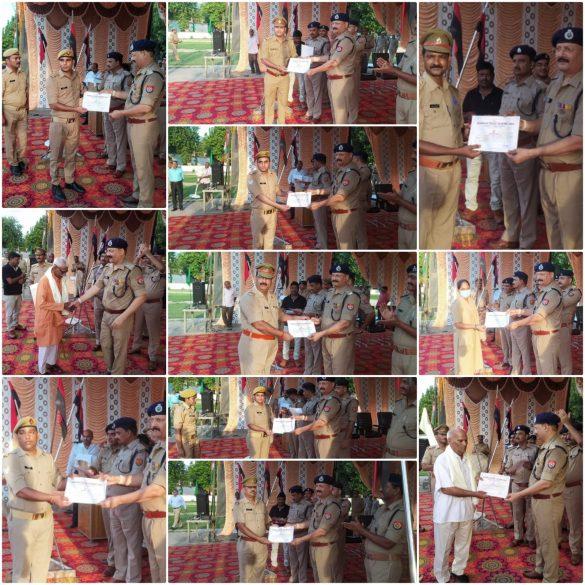 sp-rajesh-dwivedi-honored-retired-police-officersemployees