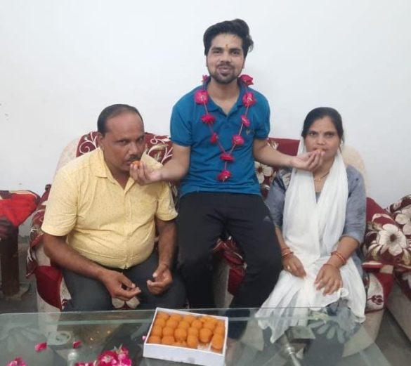 Journalist and Shiksha Mitra's son passed NEET exam