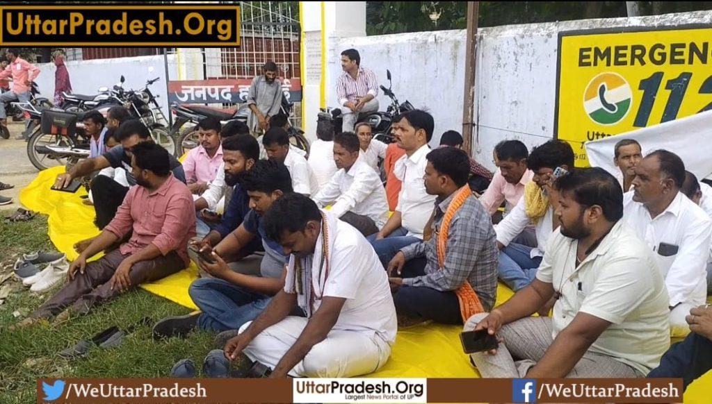 hardoi-a-case-of-protest-demonstration-by-village-pradhans