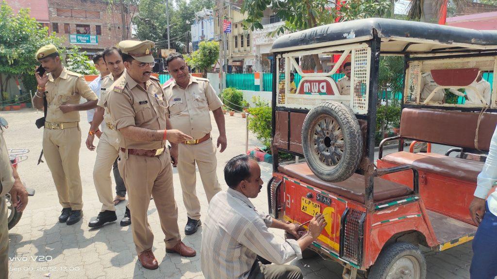 sandila-police-started-campaign-to-put-serial-number-in-e-rickshaw