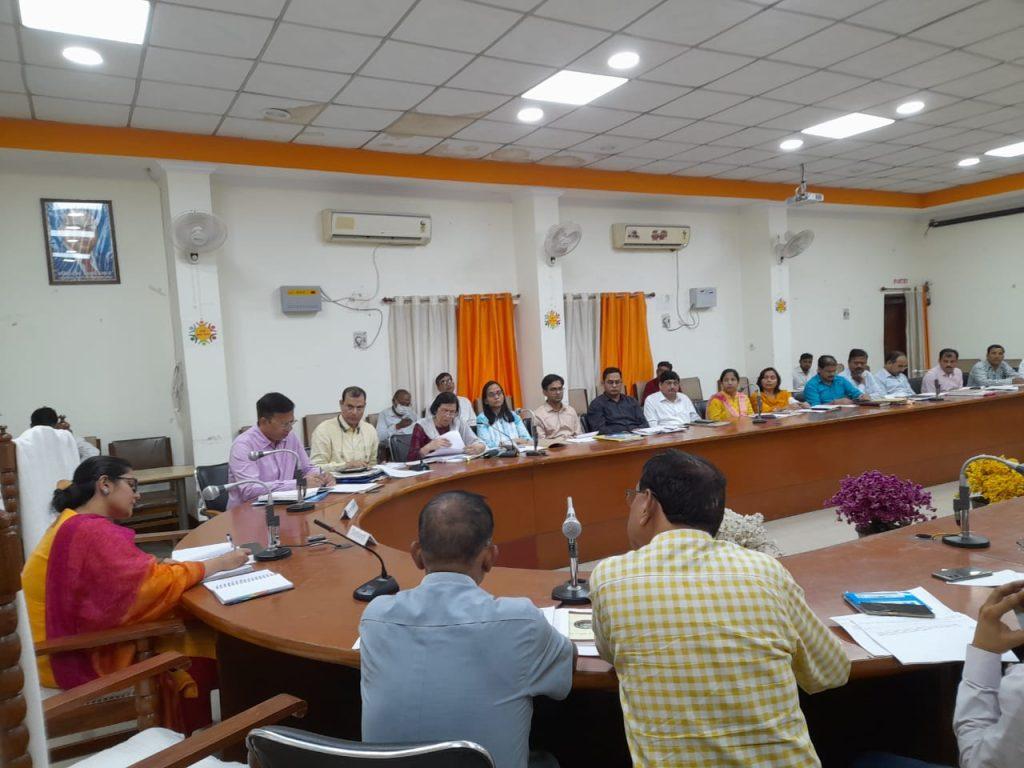 district-magistrate-apoorva-dubey-reviewed-the-development-work