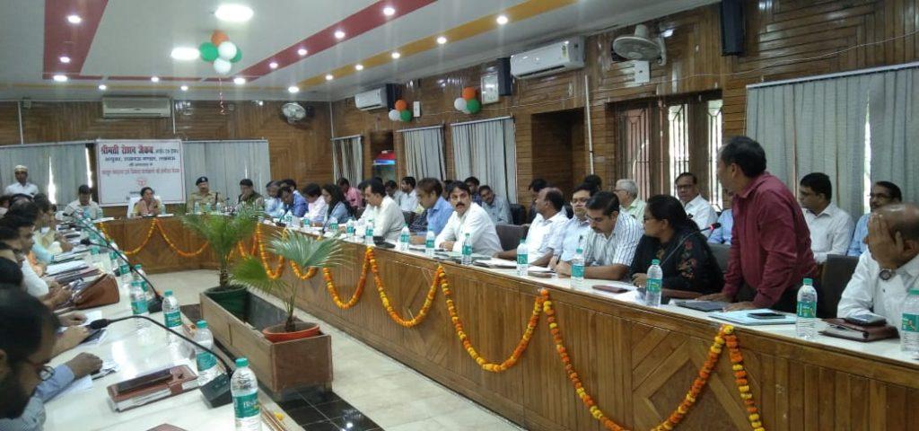 hardoi-divisional-commissioner-roshan-jacob-held-a-meeting4