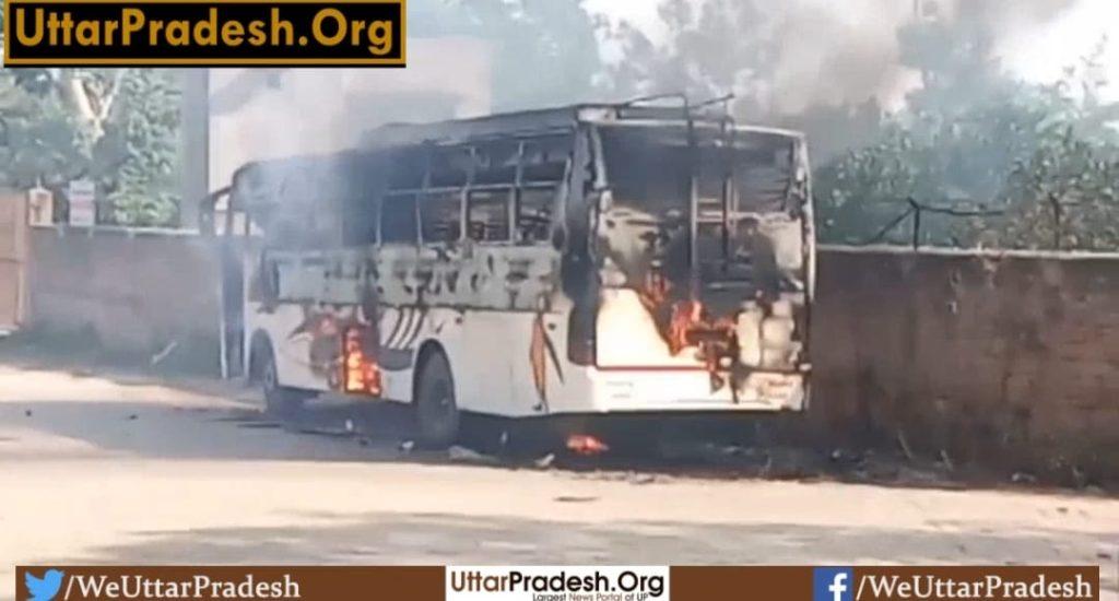 mathura-there-was-a-stir-in-the-area-due-to-the-fire-in-the-passenger-bus