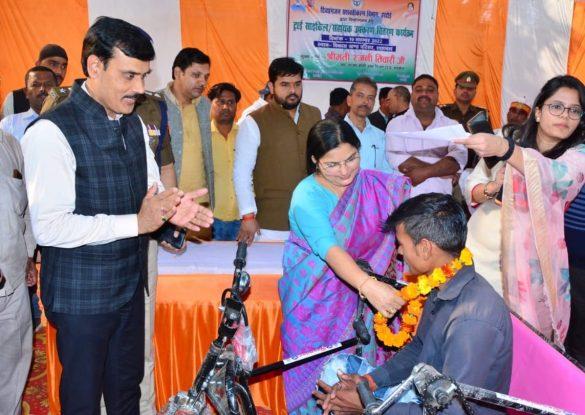 minister-of-state-for-higher-education-rajni-tiwari-distributed-equipments