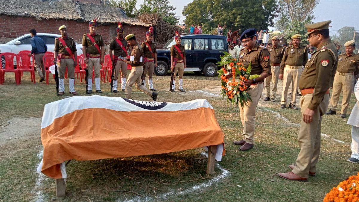 हरदोई – कासिमपुर के तेरवा दहिंगवा निवासी आरक्षी के शव का राजकीय सम्मान के साथ किया गया अंतिम संस्कार