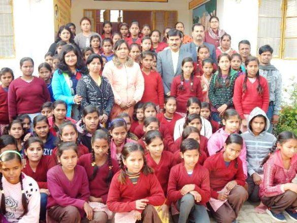 dm-mp-singh-became-teacher-girl-students-asked-questions
