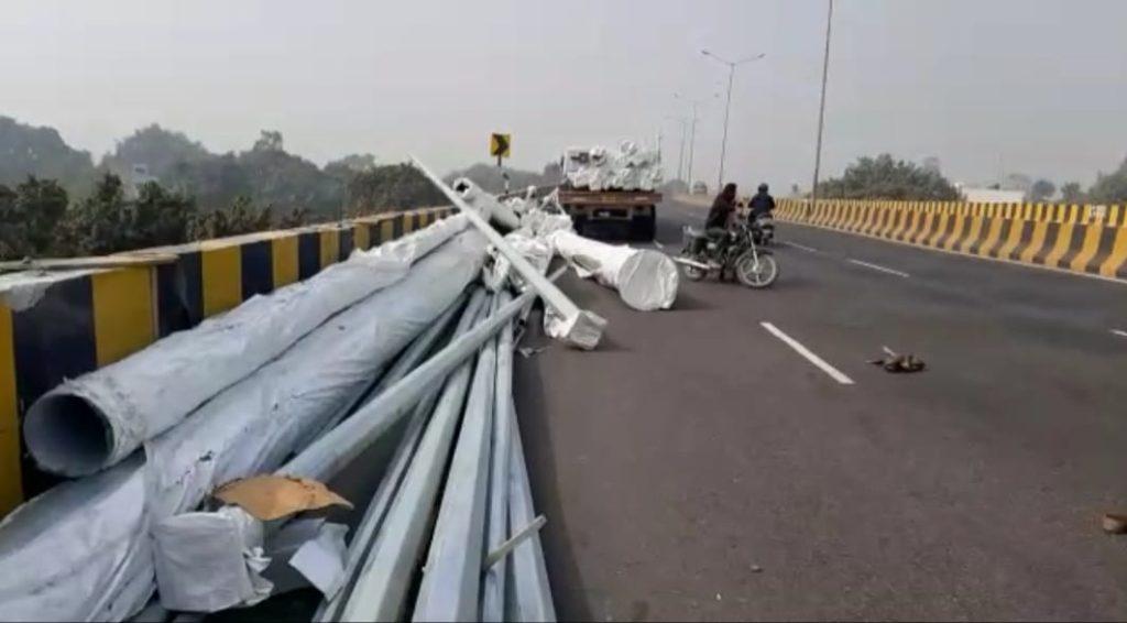 pole-fell-from-the-trailer-going-to-chandigarh
