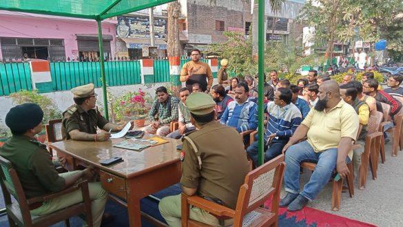 police-meeting-with-bank-friends-in-sandila-kotwali