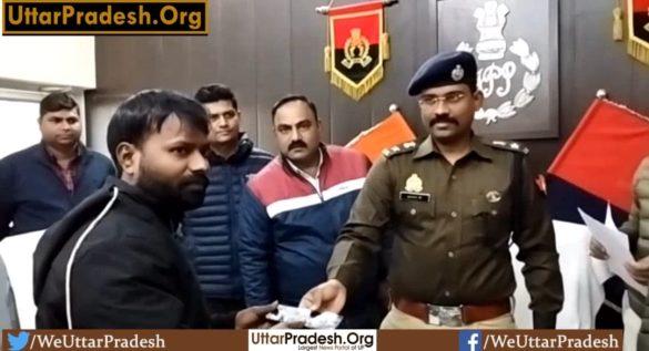 police-gave-gifts-to-people-on-new-year-in-amethi-amethi
