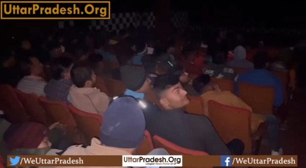 in-the-only-cinema-hall-of-the-city-huge-crowd-watched-pathan-movie