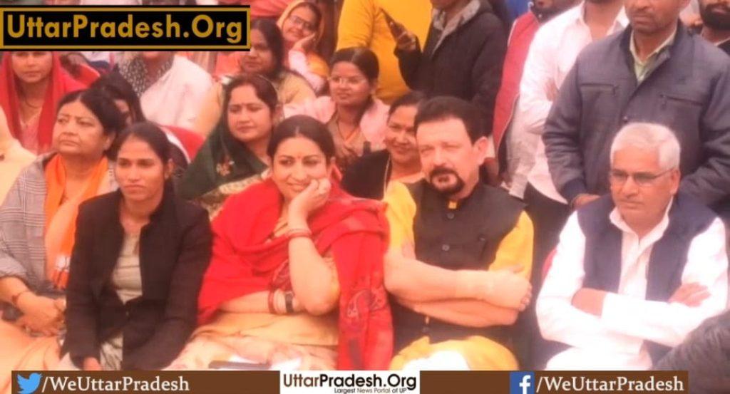 mp-smriti-irani-in-khichdi-organized-at-her-newly-constructed-residence