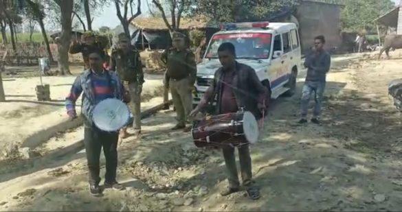 police-reached-the-absconding-criminals-house-by-playing-drums