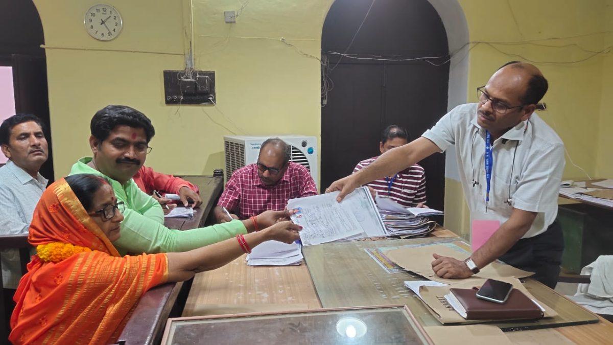 उत्तर प्रदेश में नगर निकाय चुनाव के अधिसूचना जारी होने के बाद से सियासी पारा चढ़ने लगा है